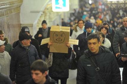 Девушка с коробкой на голове в московском метро.