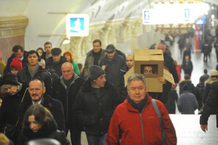 Девушка с коробкой на голове в московском метро.