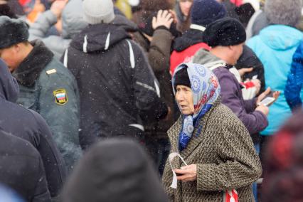 Бабушка в толпе вкладчиков финансовой пирамиды на митинге за МММ в Екатеринбурге