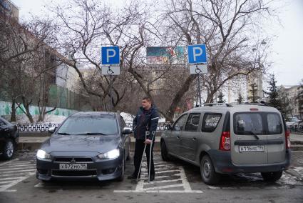 Совместный рейд ГИБДД с инвалидами-автомобилистами \"За доступную парковку для людей с инвалидностью\". Парковка у администрации г.Екатеринбург