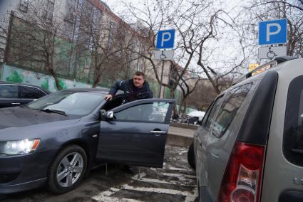 Совместный рейд ГИБДД с инвалидами-автомобилистами \"За доступную парковку для людей с инвалидностью\". Парковка у администрации г.Екатеринбург