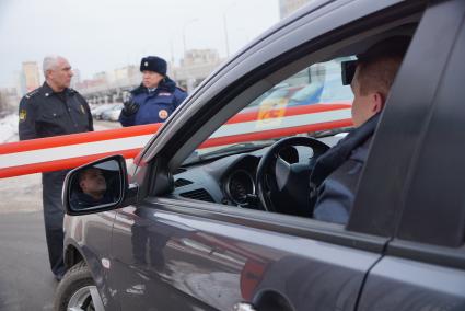 водитель-инвалид ждет когда судебный пристав поднимет шлагбаум, для проезда на территория Свердловского областного суда. Совместный рейд ГИБДД с инвалидами-автомобилистами \"За доступную парковку для людей с инвалидностью\".