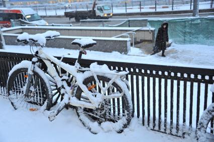 Снегопад в Москве. На снимке:  велосипед засыпанный снегом.