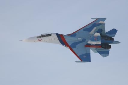 Барнаул. Авиашоу. На снимке: истребитель Су-27 пилотажной группы `Соколы России`.
