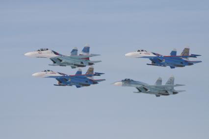 Барнаул. Авиашоу. На снимке: пилотажные группы `Соколы России` Су-27 и `Русские Витязи` Су-27.