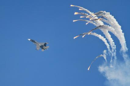 Барнаул. Авиашоу. На снимке: истребитель Су-30СМ пилотажной группы `Соколы России`.