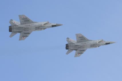 Барнаул. Авиашоу. На снимке: истребители-перехватчики МиГ-31.