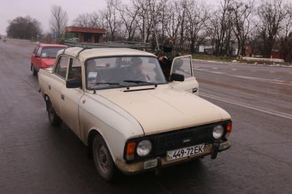 Новоазовск. Трасса на Мариуполь. Блокпост подразделений ДНР. На снимке: ополченец проверяет документы у водителя.