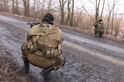 п.Октябрь. Блокпост спецподразделений ДНР. Трасса Новоазовск-Мариуполь. На снимке: бойцы ДНР контролируют дорогу.