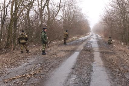 п.Октябрь. Блокпост спецподразделений ДНР. Трасса Новоазовск-Мариуполь. На снимке: бойцы ДНР контролируют дорогу.