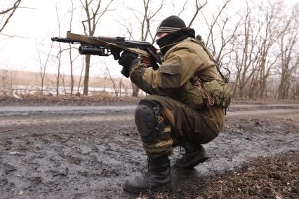 п.Октябрь. Блокпост спецподразделений ДНР. Трасса Новоазовск-Мариуполь. На снимке: боец ДНР контролирет дорогу.