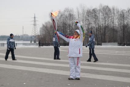 Участница эстафеты олимпийского огня на Адмиралтейской площади Воронежа