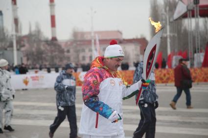 Чемпион СССР по боксу Валерий Абаджян несет факел на эстафете олимпийского огня в ВОронеже