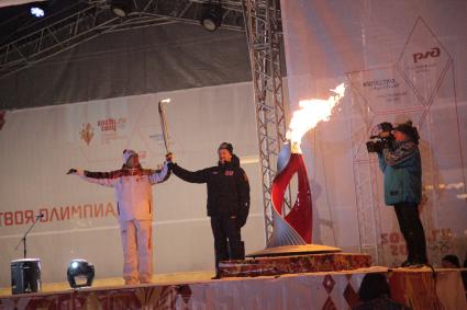 Олимпийский чемпион по прыжкам в воду Дмитрий Саутин и губернатор Воронежский области Алексей Гордеев с факелом олимпийского огня