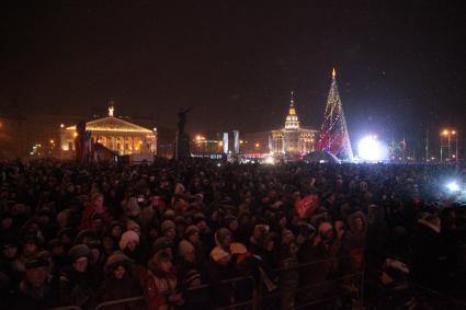 Зрители на главной площади Воронежа во время эстафеты олимпийского огня