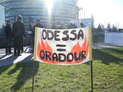 Париж. Пикет в поддержку жителей Донбасса. На снимке: `Одесса=Орадур`.