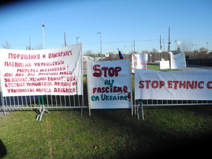 Париж. Пикет в поддержку жителей Донбасса. На снимке: остановите фашизм на Украине.