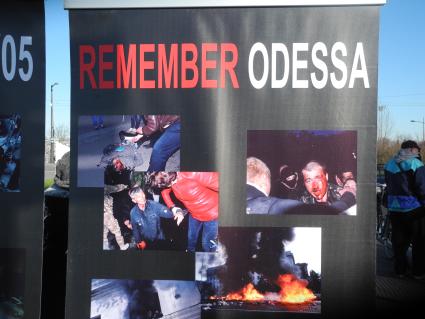 Париж. Пикет в поддержку жителей Донбасса. На снимке: `Помни Одессу`.