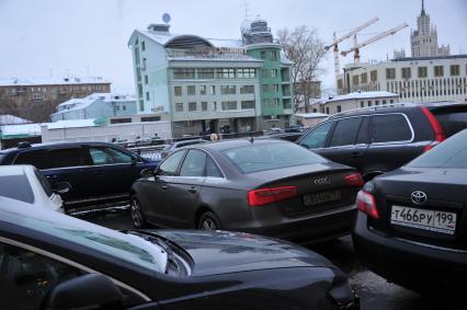 Припаркованные автомобили в центре Москвы.