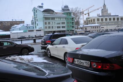 Припаркованные автомобили в центре Москвы.