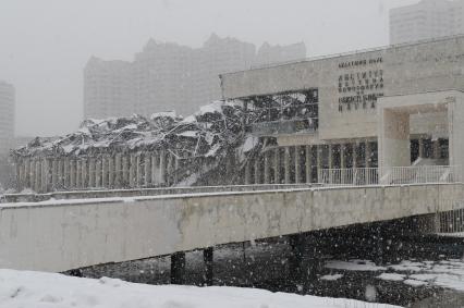 Москва, Нахимовский просп., 51/21. Сгоревшее здание Фундаментальной библиотеки Института научной информации по общественным наукам (ИНИОН).
