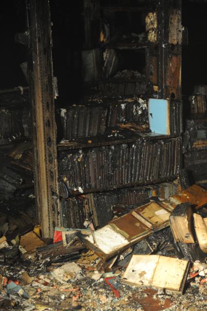 Внутри сгоревшего здания  Фундаментальной библиотеки Института научной информации по общественным наукам (ИНИОН).