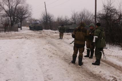 Углегорск перешел под контроль подразделений ДНР. На снимке: ополченцы; на втором плане БМП с надписью `Лавина`.