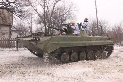 Углегорск перешел под контроль подразделений ДНР. На снимке: ополченцы едут на БМП.