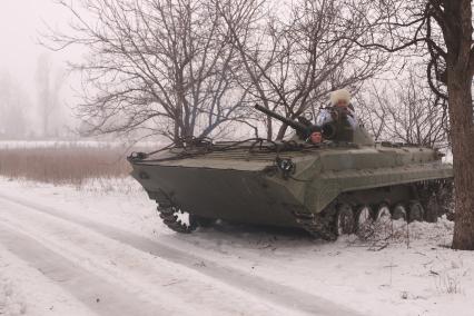 Углегорск перешел под контроль подразделений ДНР. На снимке: ополченцы едут на БМП.