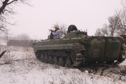 Углегорск перешел под контроль подразделений ДНР. На снимке: ополченцы едут на БМП.