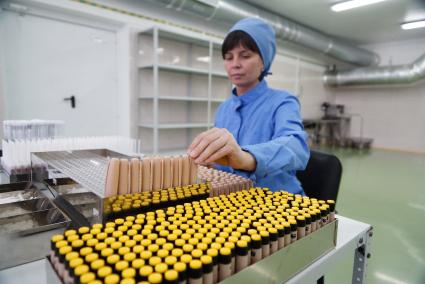Сотрудник \"Медсинтез\" на производственной линнии собирает разовые ручки, для введения инсулина. Научно-внедренческий биофармацевтический технопарк в городе Новоуральск Свердловской области. Технопарк стал основным предприятием ориентированым на импортозамещение в фармацевтической промышленности.