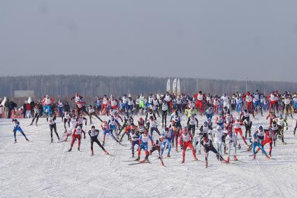 Участники всероссийской лыжной гонки \"Лыжня России 2015\" во время мужского забега спортсменов. Екатеринбург