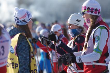 Участницы всероссийской лыжной гонки \"Лыжня России 2015\" во время женского забега среди спортсменов. Екатеринбург