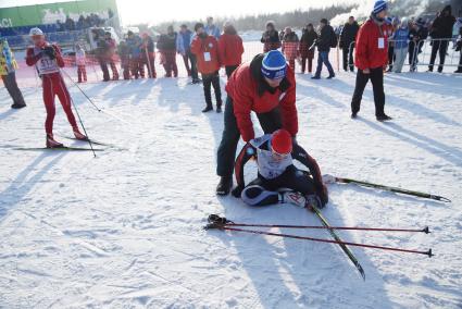 Участница всероссийской лыжной гонки \"Лыжня России 2015\" лежит на снегу после финиша в женском забеге среди спортсменов. Екатеринбург