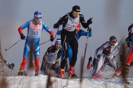 Участники всероссийской лыжной гонки \"Лыжня России 2015\" во время мужского забега спортсменов. Екатеринбург