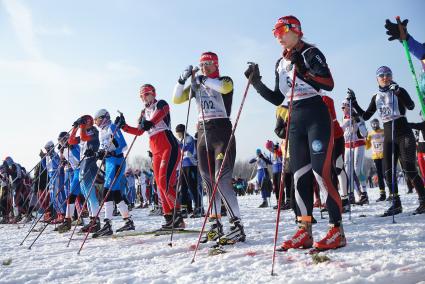 Участницы всероссийской лыжной гонки \"Лыжня России 2015\" во время женского забега среди спортсменов. Екатеринбург