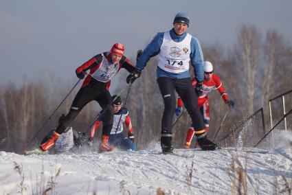 Участники всероссийской лыжной гонки \"Лыжня России 2015\" во время мужского забега спортсменов. Екатеринбург