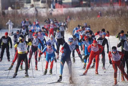 Участники всероссийской лыжной гонки \"Лыжня России 2015\" во время мужского забега спортсменов. Екатеринбург