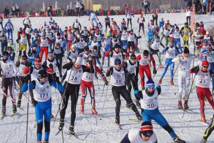 Участники всероссийской лыжной гонки \"Лыжня России 2015\" во время мужского забега среди спортсменов. Екатеринбург