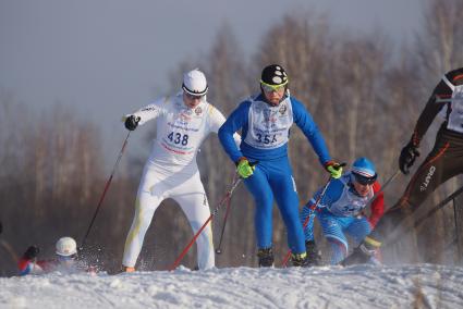 Участники всероссийской лыжной гонки \"Лыжня России 2015\" во время мужского забега спортсменов. Екатеринбург