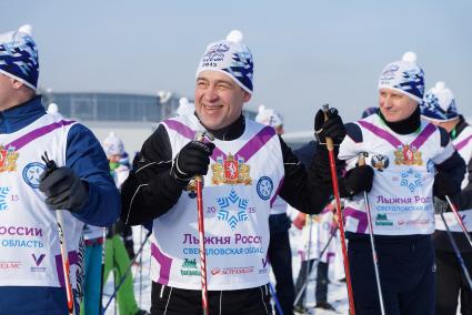 Губернатор Свердловской области Евгений Куйвашев (в центре) во  время всероссийской лыжной гонки \"Лыжня России 2015\" во время женского забега среди спортсменов. Екатеринбург