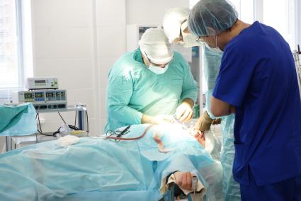 Хирурги проводят операцию по удалению нижней челюсти с одномоментной установкой титанового протеза. Госпиталь ветеранов войн в Екатеринбурге
