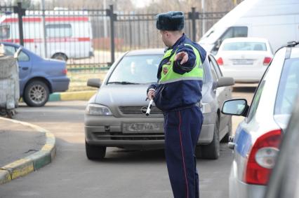 Расследование «КП»: Таксисты с большой дороги. Рейд полицейских по поимке нелегальных таксистов. На снимке: сотрудник ДПС останавливает водителя.