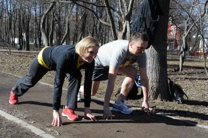 Корреспондент отдела Телевидения Надежда Шульга и руководитель отдела Телевидения КП Сергей Ефимов во время пробежки в парке.