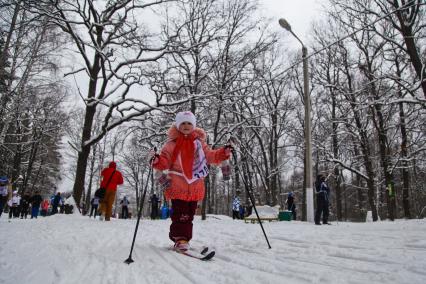 Пятилетняя девочка Соня после старта на \'Лыжне России 2015\'