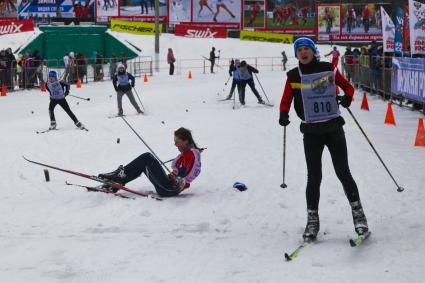 Спортсменка упал за несколько сантиметров до финиша во время \'Лыжни России 2015\'