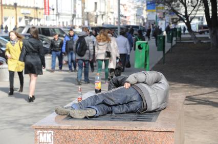 Бомжи спят на вентиляционной вытяжке метро.