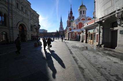 Москва, ул. Никольская. Собор Казанской иконы Божией Матери (справа)