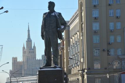 Площадь Маяковского. Памятник поэту Владимиру Маяковскому.