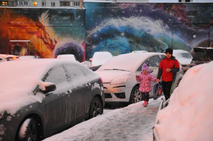 Снег в Москве. На снимке: дети идут по тротуару.